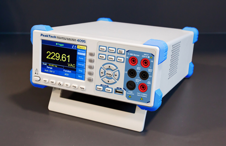 Multimetr cyfrowy stołowy 1000V 10A AC/DC PeakTech 4095