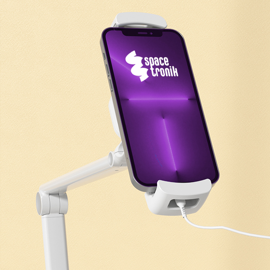 uchwyt z miejscem na kabel, tablet w trakcie ładowania, stojak z portem ładowania, oglądanie podczas ładowania, tablet z uchwytem do ładowania, podstawka ładowanie tablet, smartfon ładowany na stojaku, uchwyt tablet nie przesłania ładowania, ładowanie bez przeszkód, uchwyt ładowanie iPad
